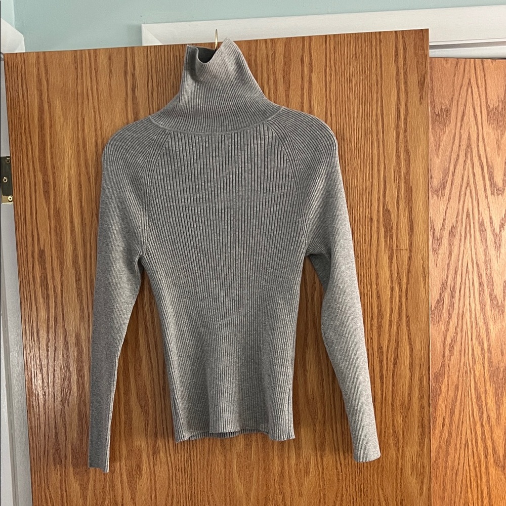 Banana Republic Stretch Ribbed Turtleneck Sweater. Light Grey. Medium. Like New.
